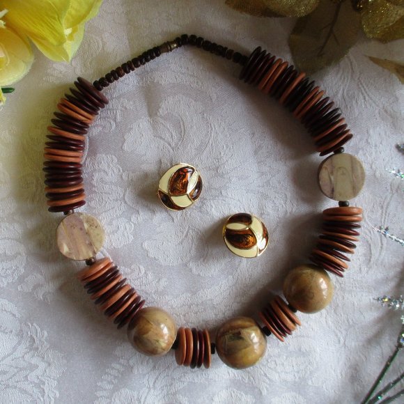 VINTAGE NECKLACE AND EARRINGS BUNDLE - Picture 2 of 15